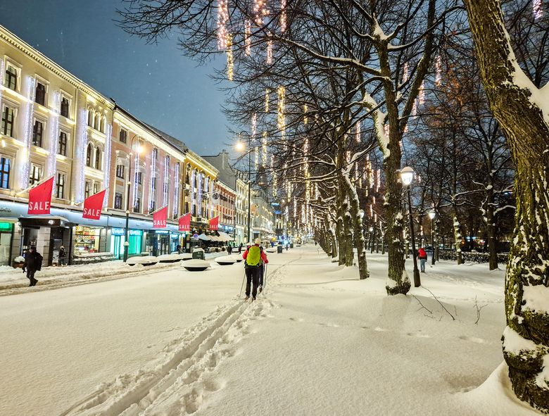 Flere går på ski til jobben i Oslo tirsdag morgen. <i>Foto:  Mona Strande</i>