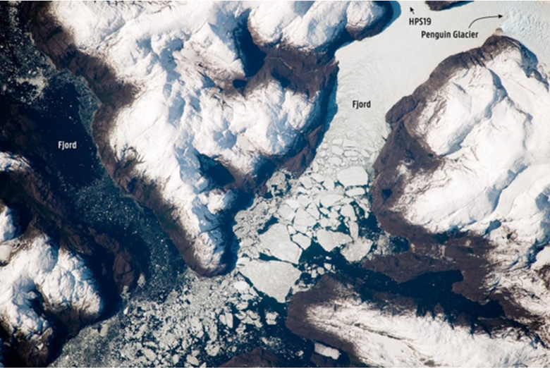 Bildet viser de sammenføyde isfrontene til HPS19- og Penguin-breene, som ender i Penguin-fjorden på vestsiden av det sørlige patagonske isfeltet (Chile og Argentina). Det største isfjellet er omtrent to kilometer bredt. <i>Foto:  International Space Station, Johnson Space Center</i>