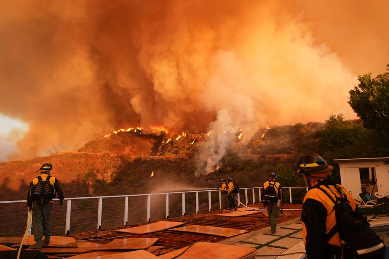 Brannmannskaper jobber jevnt og trutt for å slukke brannen i Los Angeles. <i>Foto:  Jae C. Hong/AP/NTB</i>