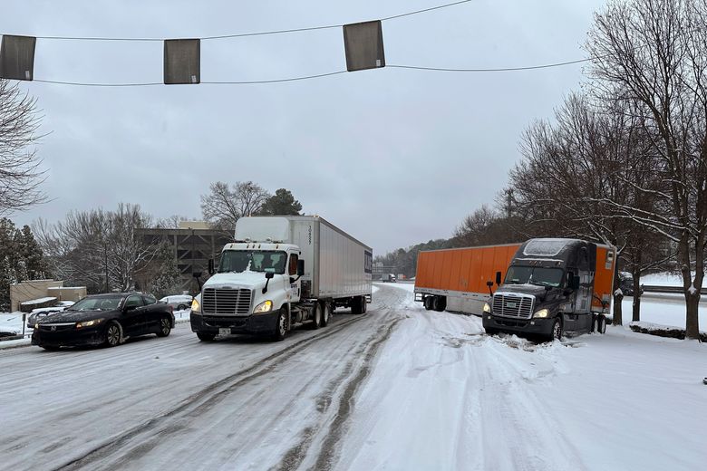 Snø og is skaper problemer på veiene i Atlanta i Georgia. <i>Foto:  Jeff Amy/AP/NTB</i>