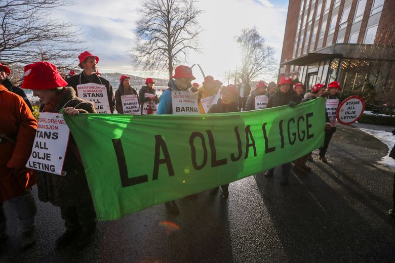 Extinction Rebellion og Besteforeldrenes klimaaksjon demonstrerte utenfor Scandic Park Sandefjord hvor konferansen avholdes. <i>Foto:  Trond Reidar Teigen</i>