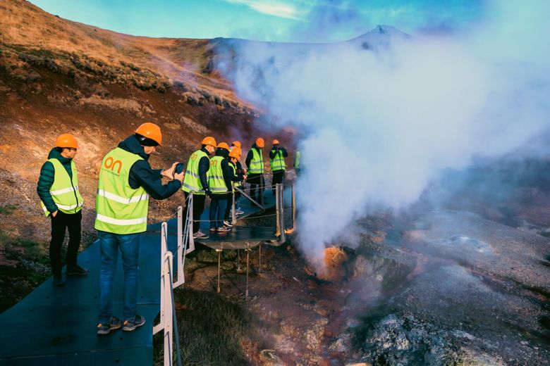 Compass-forskere på jobb ved et geotermisk felt på Island. <i>Foto:  Geothermal Research Cluster</i>