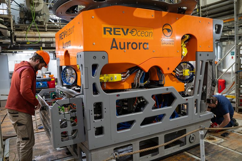 Scott Wieman monterer utstyr på REV Oceans ROV Aurora på forskningsfartøyet Kronprins Haakon. <i>Foto:  Jørn Berger-Nyvoll/UiT</i>