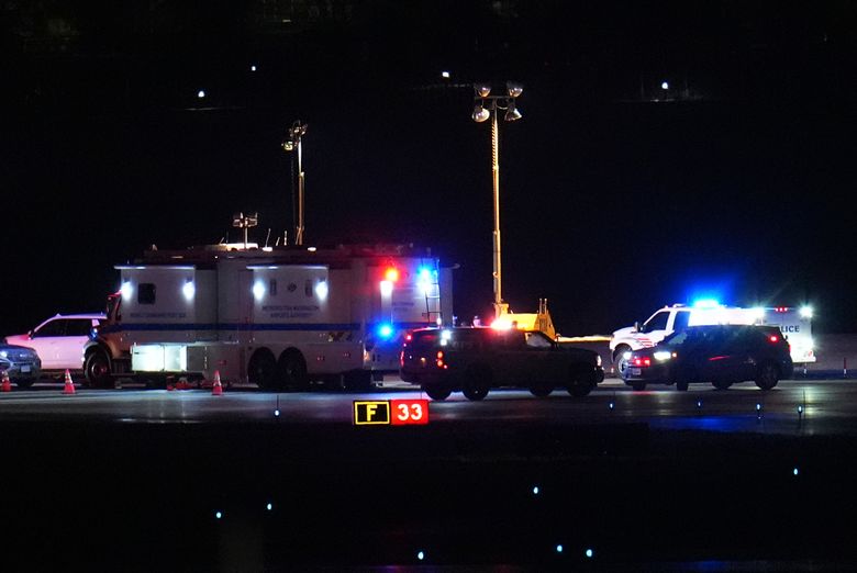 Nødetatene på åstedet ved Reagan National Airport i Washington. <i>Foto:  Julio Cortez/AP/NTB</i>