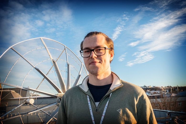 Simen Berg tar doktorgrad på satellitteknologi ved Institutt for teknisk kybernetikk og SMallSat Lab ved NTNU. <i>Foto:  Sølvi W. Normannsen/NTNU</i>