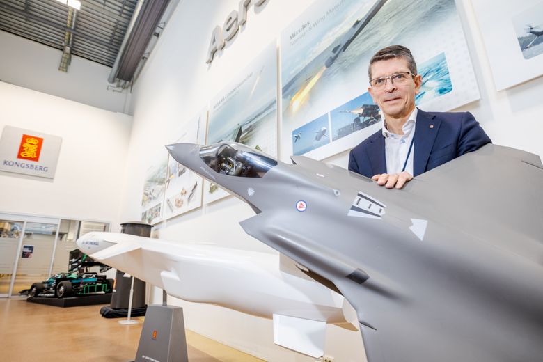 Konsernsjef Geir Håøy i Kongsberg Gruppen med modell av F-35 og missilet JSM (bak) som skal inn i kampflyet. Flere land som har investert i F-35, har bestilt JSM. <i>Foto:  Arash A. Nejad</i>