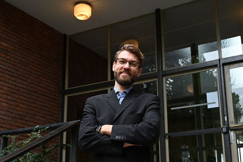 Carl Andreas Lindstrøm forsker på akseleratorer. Og er skikkelig glad i aluminiumsfolie. <i>Foto:  Hilde Lynnebakken/UiO</i>