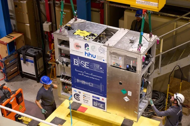 Til høsten håper CERN-forskere for første gang i historien å transportere antimaterie utenfor laboratoriet. Her fra en test av transporten, som skal skje med lastebil <i>Foto:  CERN</i>