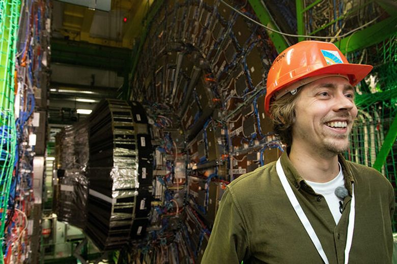 Anders Kvellestad ved et tidligere besøk til CMS, ett av eksperimentene ved LHC på CERN. CMS-detektoren ligger 100 meter under bakken. <i>Foto:  Yngve Vogt/Apollon</i>