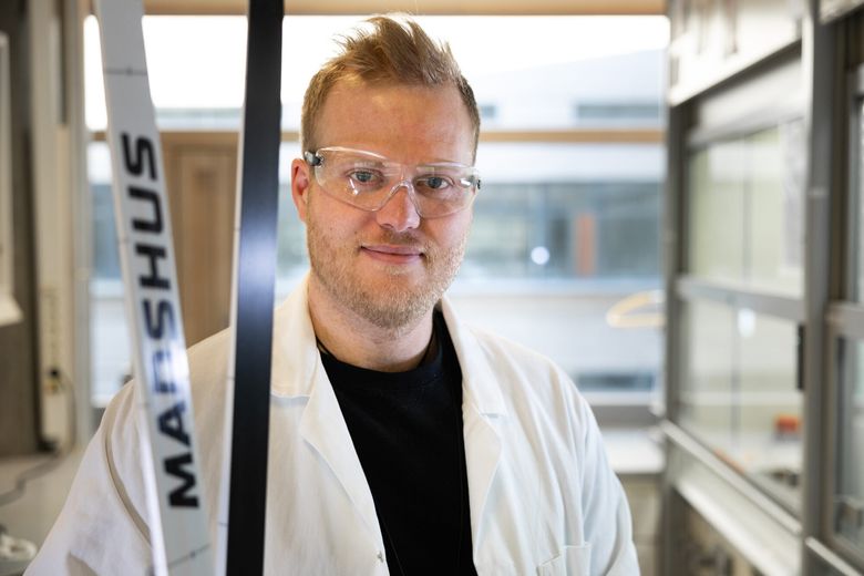 Førsteamanuensis Audun Formo Buene ved Institutt for kjemi på NTNU vil lage verdens raskeste fluorfrie ski. <i>Foto:  Aleksander Båtnes</i>