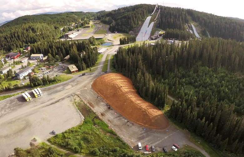 Granåsen er Trondheims hovedarena for all vinteridrett knyttet til hopp, langrenn og kombinert. Her ligger snø produsert i fjor trygt bevart under et dekke av sagflis. <i>Foto:  Sondre Bergtun Auganæs</i>