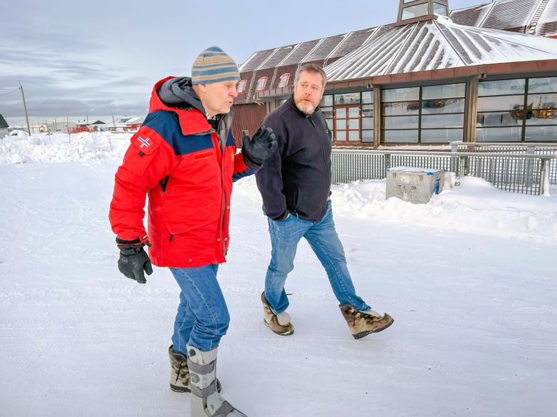 Harald Steen (t.v.) saman med Jørgen Berge utanfor UNIS i Longyearbyen. <i>Foto:  Karine Nigar Aarskog/UiT</i>