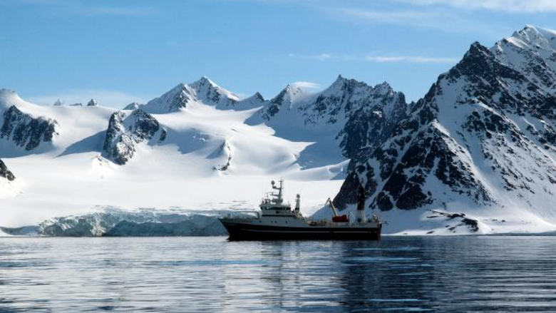 Skipet Helmer Hanssen på tokt på Svalbard. <i>Foto:  Karine Nigar Aarskog/UiT</i>