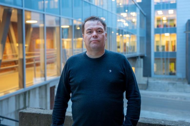 –  Det oppfattes meget interessant i utlandet at en så liten befolkning som den samiske ønsker å lage KI på sin egen måte, forteller Lars Ailo Bongo. <i>Foto:  Jakob Bjørvig Henriksen/UiT</i>