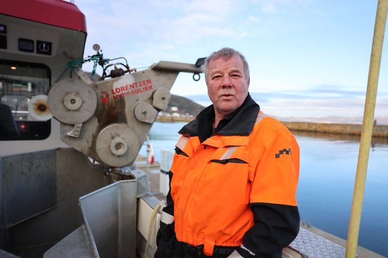 Krepsefisker Roar Ervik på havna i Trondheim. Han er svært fornøyd med sin nye investering, et kjøleanlegg i motorrommet på båten. Det gir en helt annen kvalitet på den ferske fangsten. <i>Foto: Henriette Louise Krogness/Gemini.no</i>