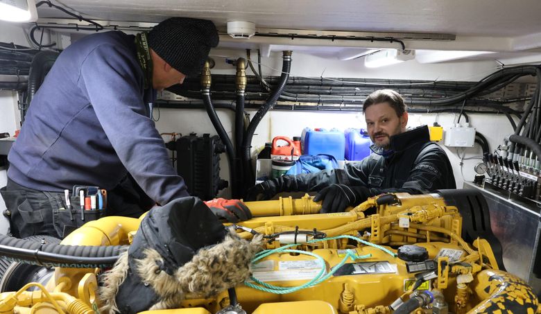 Det ser trangt ut når Hav Kjølesystemer monterer anlegget, men dette motorrommet er romslig. <i>Foto: Henriette Louise Krogness/Gemini.no</i>