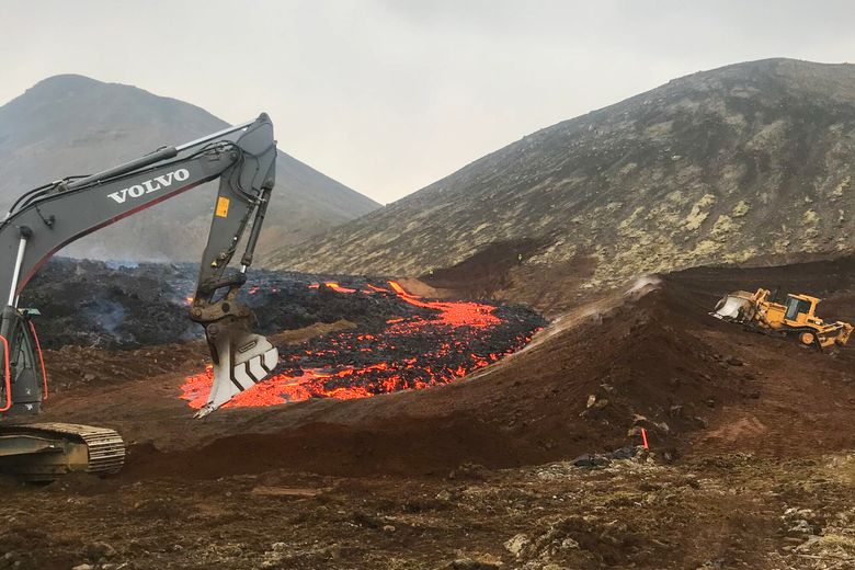 Gravemaskiner og bulldosere hadde en stri tørn med å bremse lavaen. <i>Foto: Ólafur Þór Rafnsson</i>
