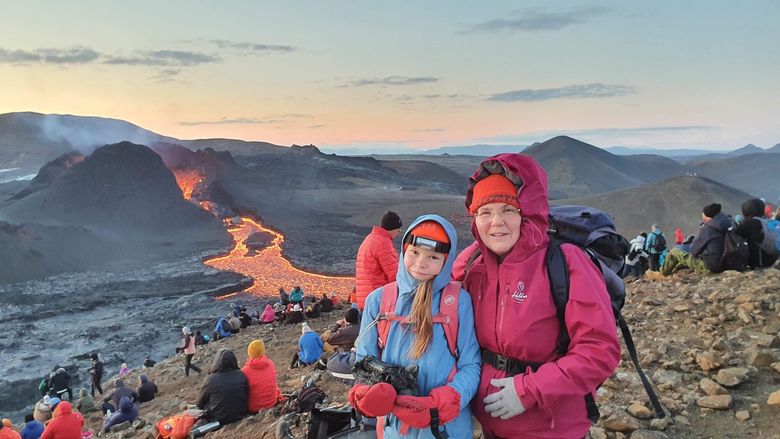 Vulkanutbruddet forvandlet området rundt Fagradalsfjall til en turistattraksjon. Her er Fjóla Guðrún Sigtryggsdóttir med datteren Þorbjörg Gróa Eggertsdóttir <i>Foto: Eggert V. Valmundsson</i>