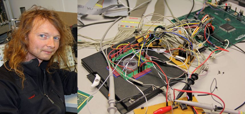 Gunnar Tufte forsker blant annet på «evolvable hardware» som maskinen avbildet til høyre. I den sirkulære enheten (micro electrode array) utforskes egenskapene til for eksempel karbon-baserte nanorør. Bilde: Harald Brombach