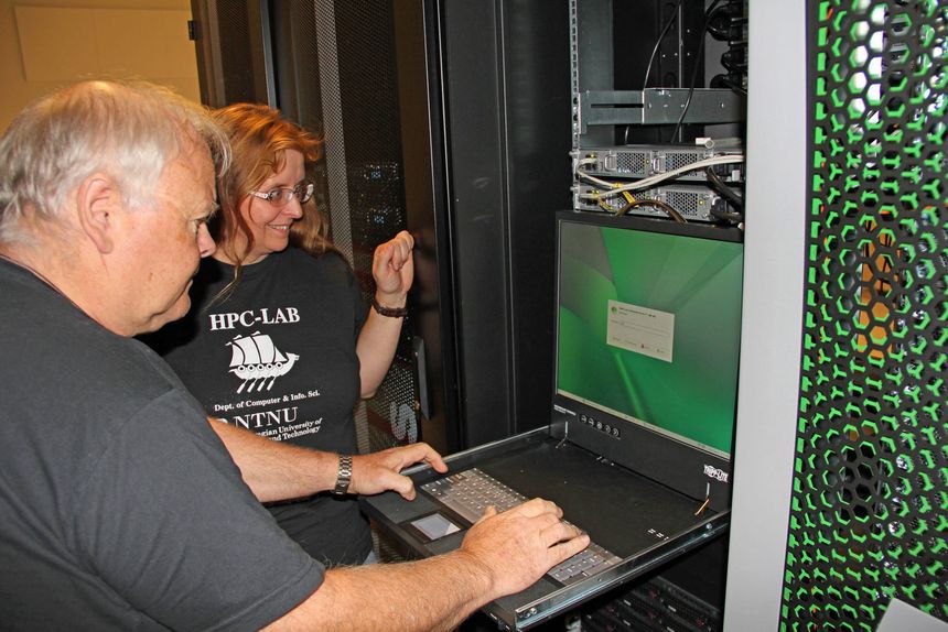 Systemadministrator Arve Dispen logger seg inn på terminalen til Vilje. I innloggingsvinduet går det klart fram at superdatamaskinen kjører SUSE Linux. Ved siden av Dispen står sjef for HPC-laben, Anne Cathrine Elster. Bilde: Harald Brombach