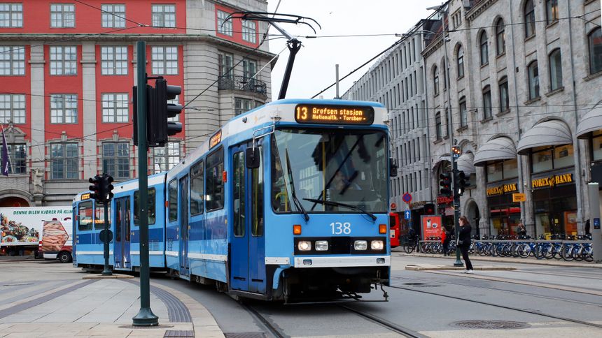 Det skal bli billigere å reise kollektivt i Oslo. Her er en trikk på Jernbanetorget. Foto: Mari Gisvold Solberg