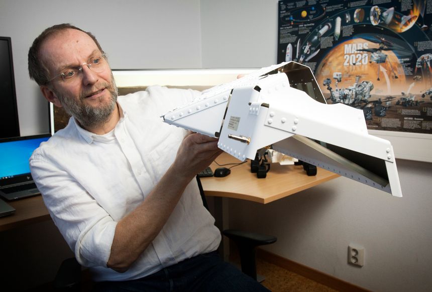 Svein-Erik Hamran ved UiO an leder arbeidet med å lage en georadar til roveren på Esas måneferd. Denne modellen er fra et tidligere arbeid. Foto:  Sverre Chr. Jarild