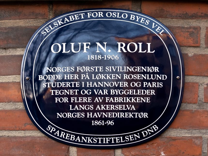 Oslo Byes Vel har i samarbeid med Tekna, Sparebankstiftelsen og Sagene Torshov historielag finansiert Velforeningens blå skilt for å hedre Oluf Nicolai Roll. Tidligere i høst ble skiltet avduket av hans tipp-tipp-oldebarn i Feddersens gate 6 på Torshov. Det var her han bodde mens han tegnet og fikk bygget industri langs Akerselva, blant annet Hjula Væveri.