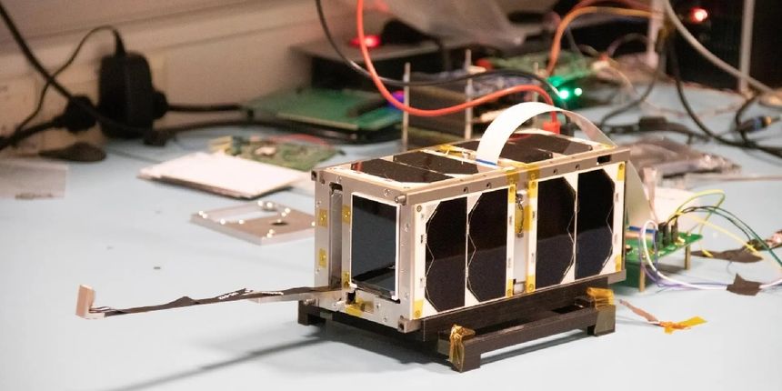 SelfieSat skal sendes opp med SpaceX. Den er laget av studenter og kan gi deg en selfien du aldri regnet med å få tatt. Foto:  Orbit NTNU