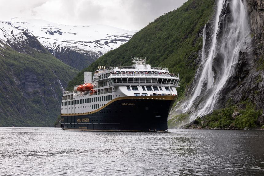 Havila Castor viste 2. juni 2022 at det er mulig å seile utslippsfritt i Geirangerfjorden. Med 6,1 MWh batterier og sakte fart, kan skipet seile i fire timer uten utslipp. Foto: Marius Beck Dahle