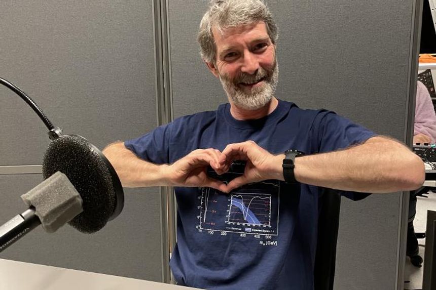 «Higgsbosonets hjerteslag» kaller Alex Read humpen vi ser på grafen på T-skjorta. Statistikken som ligger til grunn for grafen, er det han selv som har utviklet. Foto:  Elina Melteig/UiO