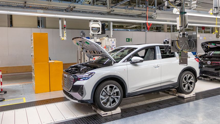 En Audi Q4 e-tron på produksjonslinjen ved Volkswagens fabrikk i Zwickau i Tyskland. Foto: Marius Valle