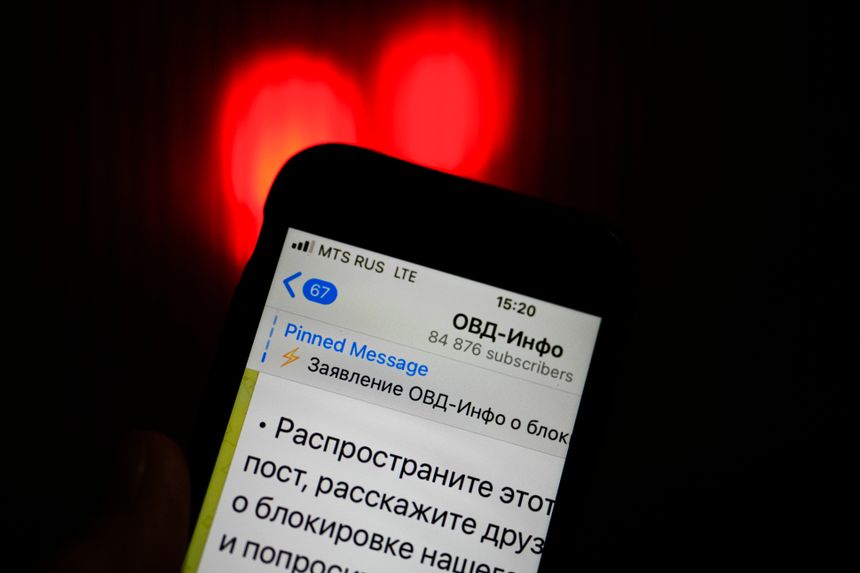 Chatplattformen Telegram er en av få russiske tjenester som har blitt populære også utenlands. Her ser vi en Telegram-side for menneskerettsorganisasjonen OVD-Info. Hjemmesiden til organisasjonen ble blokkert av russiske myndigheter i fjor. Foto: Alexander Zemlianichenko/AP/NTB