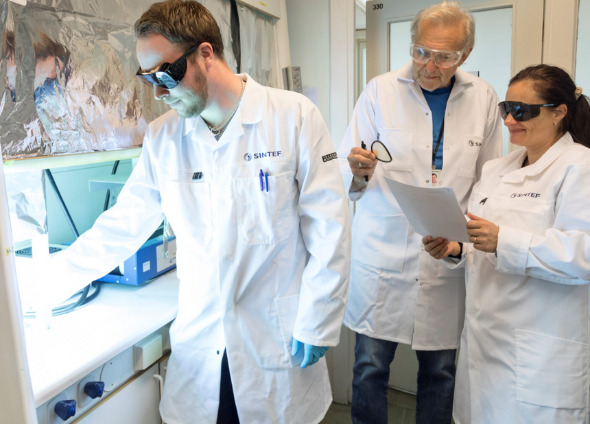 Å tilføre energi i form av UV-lys er en av teknikkene som brukes for å gjøre materialet reaktivt. F.v. Lars Eric Molland Parnas, Per Martin Stenstad og Eugenia Mariana Sandru. Foto: Sintef