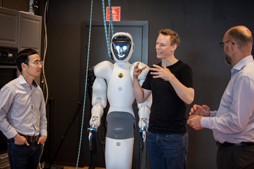Teknologisjef Phuong Nguyen (t.v.), administrerende direktør Bernt Øivind Børnich og operativ leder Stein Erik Maurice leder Halodi Robotics. Etter sju års hardt arbeid med utvikling av roboten Eve kom gjennombruddet da det amerikanske sikkerhetsselskapet ADT bestilte 140 roboter. Foto: Jan Johannessen
