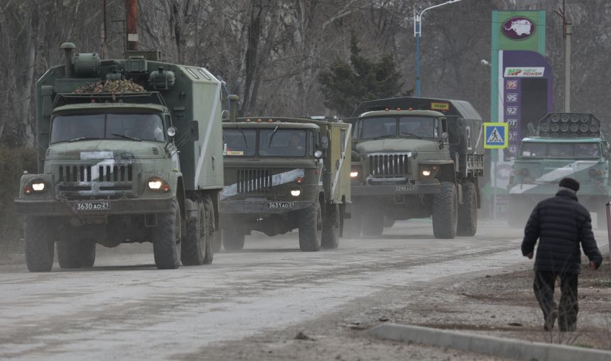 Russiske militærkjøretøyer og utstyr under en styrkeøvelse på Krymhalvøya i april 2022. Foto: Reuters/NTB