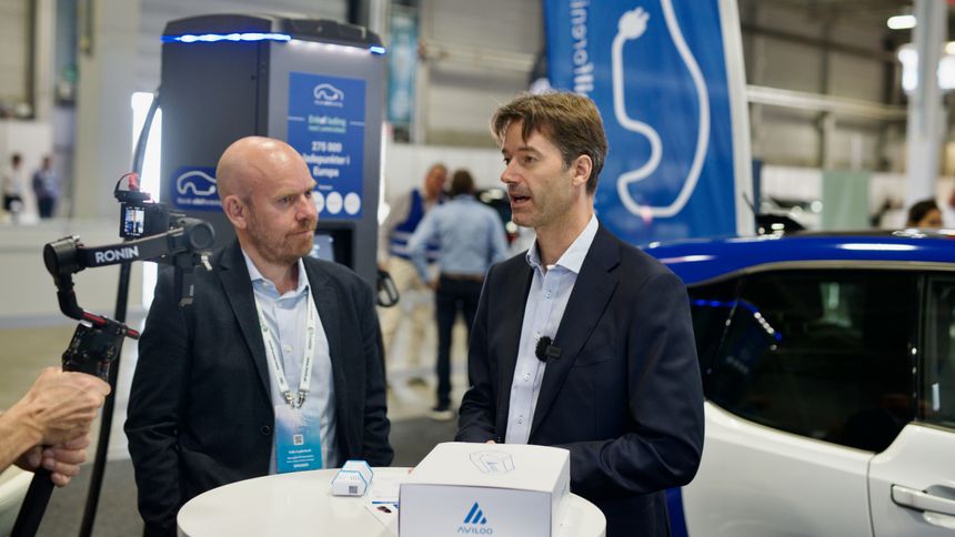 Fra venstre: Ståle Frydenlund i Elbilforeningen og Wolfgang Berger, sjef i Aviloo, på EVS35 på Lillestrøm. Foto:  Mathias Klingenberg