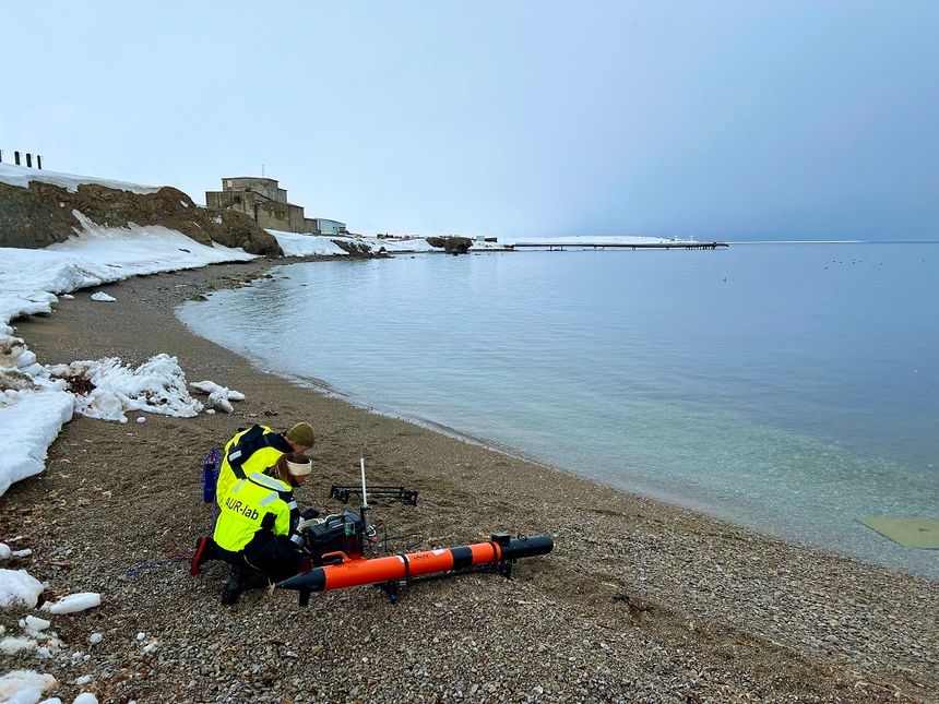 Doktorgradsstudentene Jens Einar Bremnes og Karoline Barstein gjør klar en autonom undervannsrobot som skal undersøke et område med SilCam – utviklet ved Sintef Ocean - som filmer mikroskopiske detaljer i vannet. Foto:  Live Oftedahl