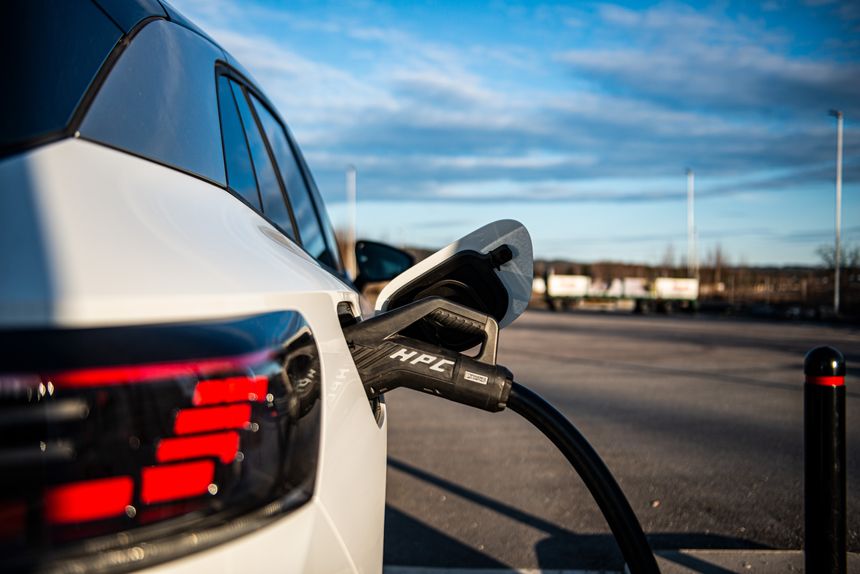 Volkswagen ID.4 lader hos Ionity Dal. Volkswagen har sagt at ID.-bilene skal på Plug&Charge-støtte i løpet av året. Foto: Mathias Klingenberg