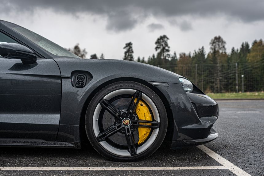 Porsche Taycan er en av få modeller som har Plug&Charge-støtte. Man kan kun bruke det på Ionity-ladere, og man må bruke Porsches egen ladetjeneste. Foto: Mathias Klingenberg