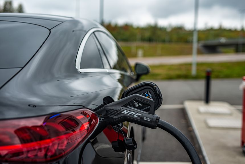 Mercedes EQS (bildet) er en av ytterst få biler som har støtte for Plug&Charge. Konkurrenten Autocharge støttes av nesten alle elbiler med CCS-plugg utenom Volkswagen. Foto: Mathias Klingenberg