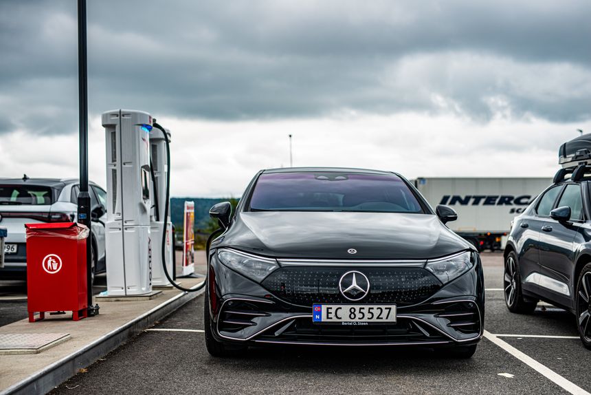 Mercedes-Benz EQS er en av få biler som har støtte for Plug&Charge. Her lader bilen i Dal hos den eneste ladeoperatøren som har Plug&Charge-støtte, Ionity. Foto: Mathias Klingenberg