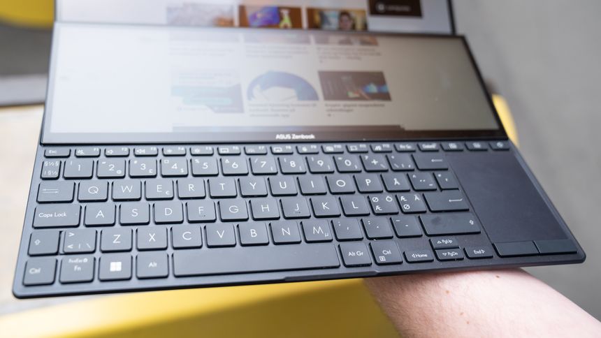 Tastaturet på maskinen er kompakt, og styreflaten til høyre er ikke veldig brukbar fordi den er så smal Foto: Eirik Urke