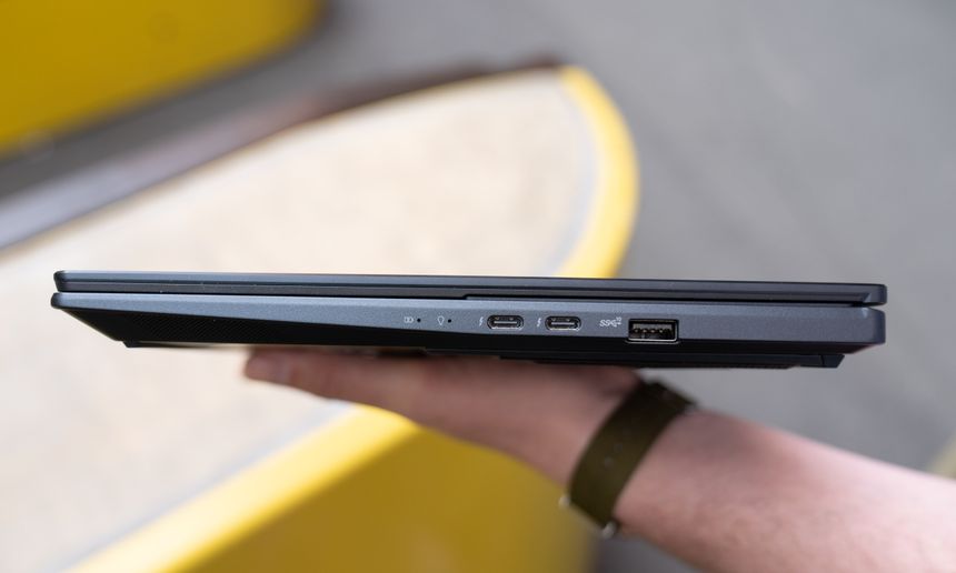 På høyre siden av maskinen finner vi to USB-C porter og en enslig USB-A port Foto: Eirik Urke