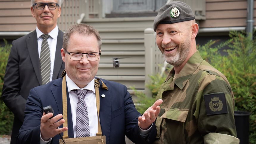 Forsvarsminister Bjørn Arild Gram testflyr en Black Hornet 3 da han bivånet signering av rammeavtale for slike droner verdt nesten en halv milliard kroner. Til høyre instruktør Anders Knutsen i Heimevernet, i bakgrunnen Christian Fekete, direktør for Teledyne Flir i Norge. Foto:  Eirik Helland Urke