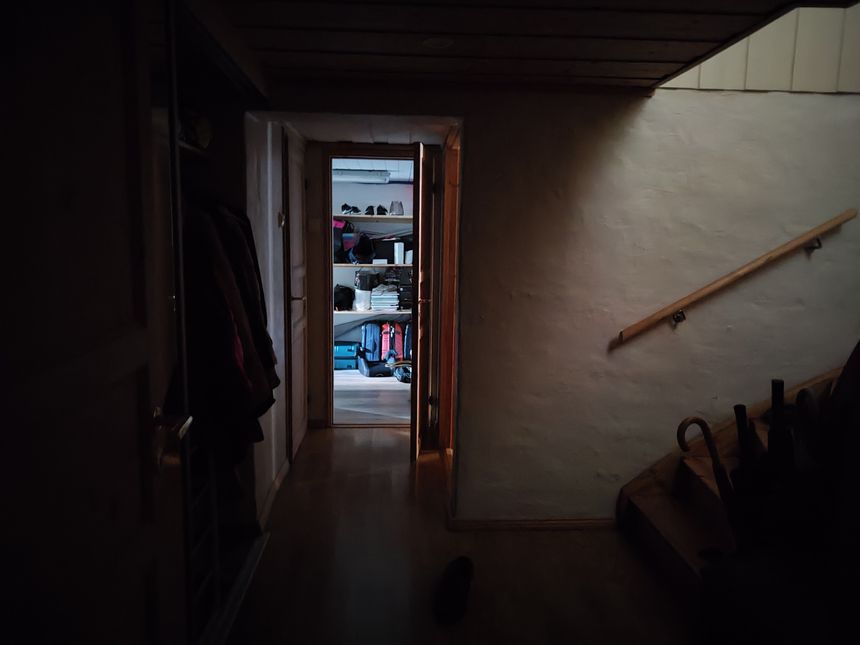 Litt for mørkt: Det var veldig mørkt i kjelleren når dette bildet ble tatt. Men svært gode telefoner klarer å trylle fram detaljer som øyet ikke ser. Det ble litt for mørkt for Xiaomi 12. Foto: Odd Richard Valmot