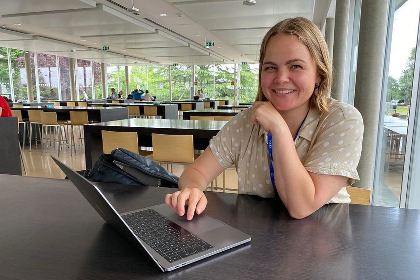 Ida Torkjellsdatter Storehaug er på Cern noen måneder, her i kantina R1. Foto:  Hilde Lynnebakken/UiO