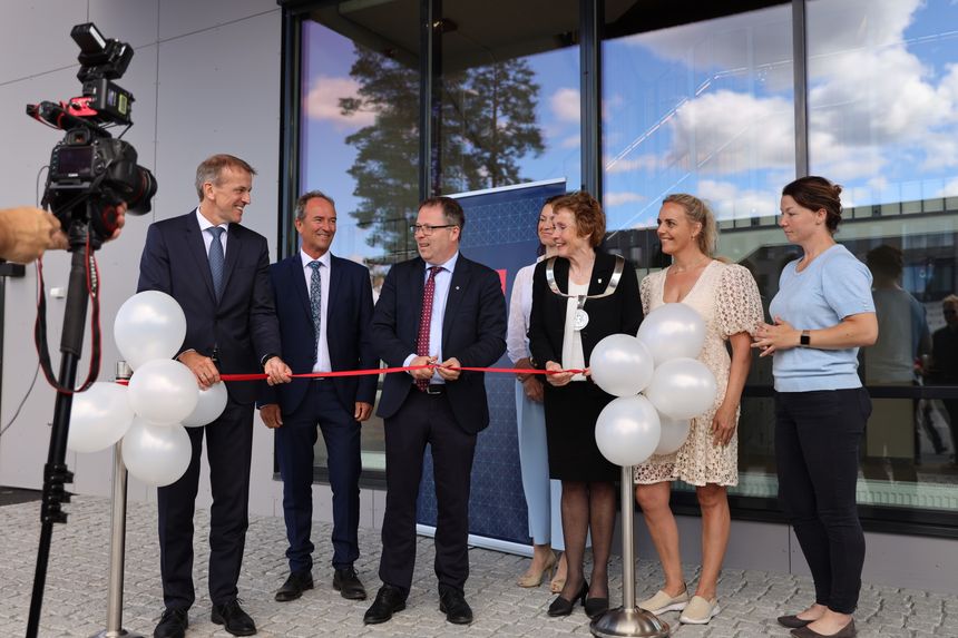 Fra åpningsseremonien. <br />Fv: Eirik Lie, President Kongsberg Defence & Aerospace, Christian Omholt, Director Strategic Project Space & Surveillance, Bjørn Arild Gram, Forsvarsminister (Sp), Daliborka Peki, leder for Kongsberg Teknologipark, Kari Anne Sand, Ordfører (Sp) Kongsberg, Sylvi Nærbø, Director Business Support Space & Surveillance, og Eva Kristin Eri. Bilde:   Kongsberg Defence & Aerospace