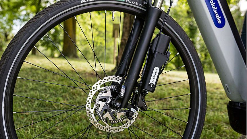 Blubrake har et system som både kan legges inn i rammen under produksjonen og som kan ettermonteres. Det foniske hjulet er godt synlig, med noe mindre diameter enn bremseskiven. Foto:  Blubrake