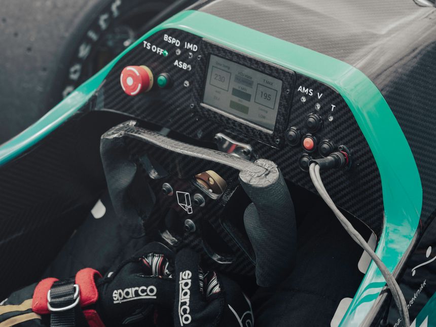 Bilens sjåførgrensesnitt. Foto:  Revolve NTNU