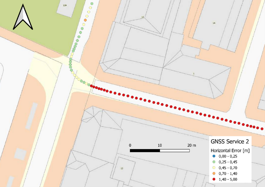 Nedre Storgate – Bragernes torg i Drammen. Her viser sporingen hvordan høye bygninger skygger for GNSS-satellitter og gir dårligere posisjonering. Punktene viser hvor bussen faktisk kjørte (basert på bussens eget navigasjonssystem), og fargene på punktene indikerer hvor langt unna den ene tjenesten er fra fasiten. Røde punkter indikerer at tjenesten viser en posisjon som er 1,4-5 m unna faktisk posisjon.